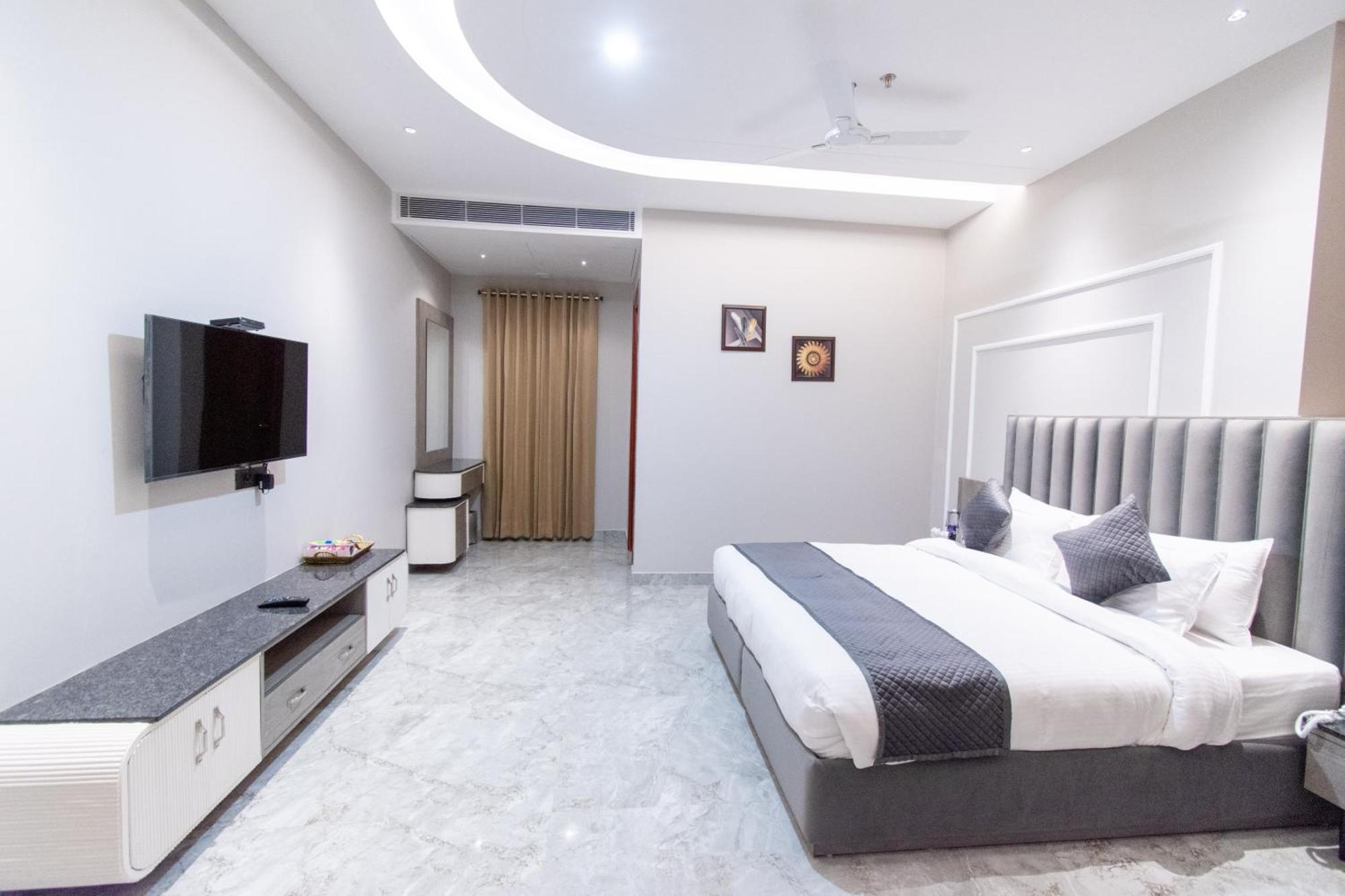Hotel Miracle Resort Phagwāra Zewnętrze zdjęcie