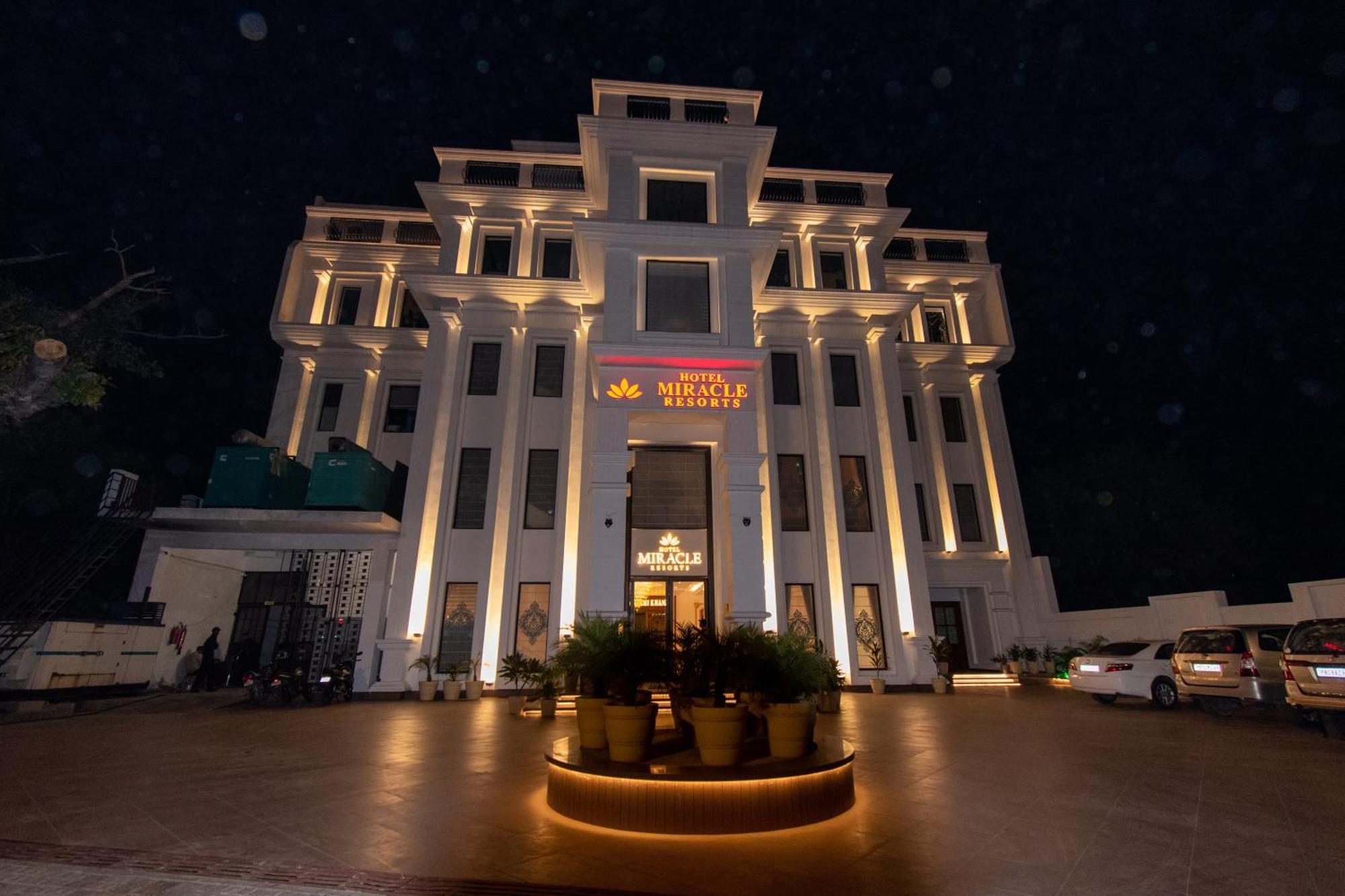 Hotel Miracle Resort Phagwāra Zewnętrze zdjęcie